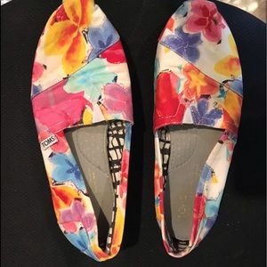 Toms floral classics size 8